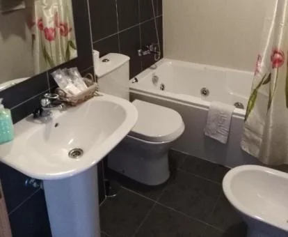 Baño con bañera de hidromasaje privada del apartamento de un dormitorio.