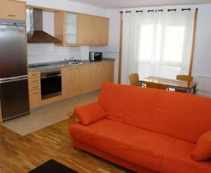Interior del apartamento de un dormitorio con jacuzzi privado de este establecimiento.