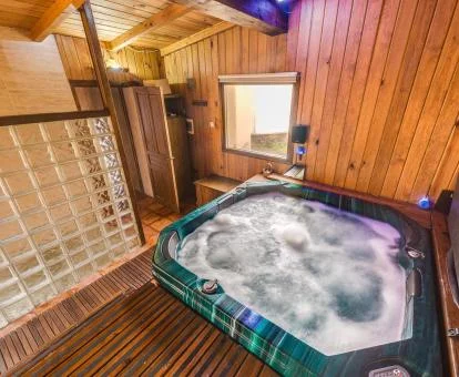 Acogedora zona de bienestar del hotel con jacuzzi.