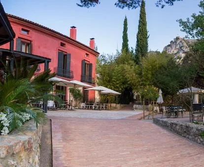Zona exterior con piscina de este coqueto hotel rural.