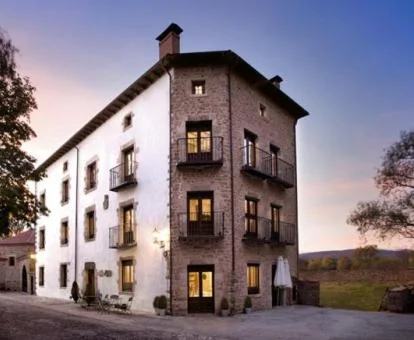 Coqueto edificio de este hotel con encanto con bellas habitaciones.