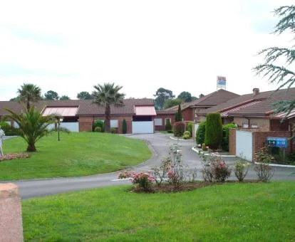 Zona exterior de este hotel solo para adultos con jardines y carretera que lleva a los garajes privados de las habitaciones.