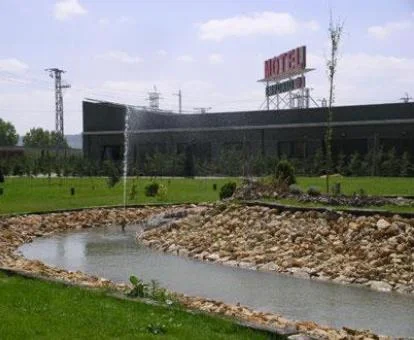 Edificio de este motel de carretera con amplios jardines.