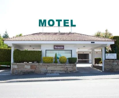 Edificio de este motel rodeado de jardines ideal para parejas.
