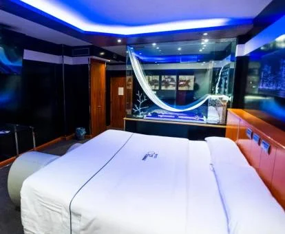 Una de las habitaciones con jacuzzi privado de este motel.