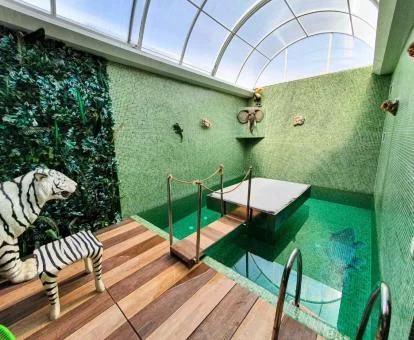Preciosa piscina privada de una de las habitaciones del motel.