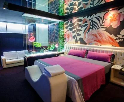 Una de las preciosas suites del motel con bañera de hidromasaje privada.