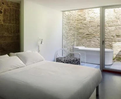 Una de las agradables habitaciones dobles con terraza privada y bañera de este hotel boutique.