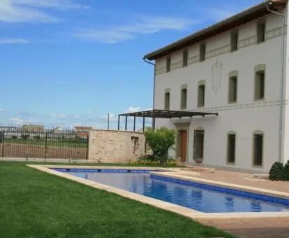 Acogedor edificio de estilo rural con piscina de este hotel boutique.