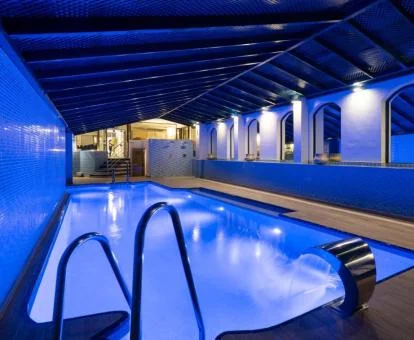 Preciosa piscina de hidroterapia del centro de bienestar del hotel.