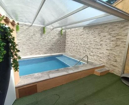 Piscina cubierta de este hotel con encanto.