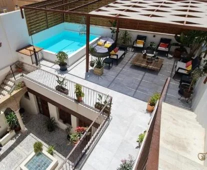 Terraza con mobiliario exterior y piscina de este hotel solo para adultos.