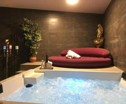 Acogedora zona de bienestar del hotel con jacuzzi.