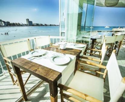 Agradable comedor con fabulosas vistas al mar de este hotel boutique.