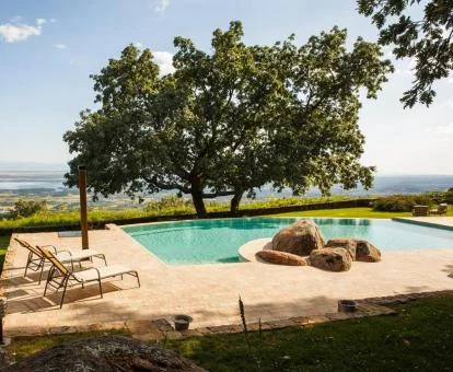 Preciosa zona exterior privada con piscina rodeada de naturaleza y fabulosas vistas de este hotel con encanto.