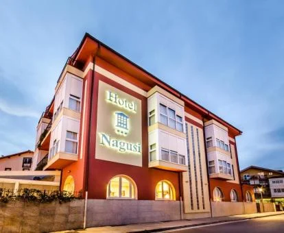 Edificio de este hotel romántico que tiene habitaciones con jacuzzi.