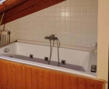 Bañera de hidromasaje privada de este apartamento ático.