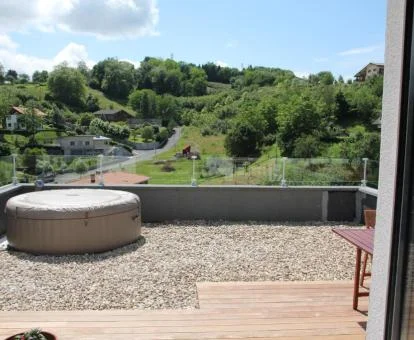 Fabulosa terraza privada con jacuzzi al aire libre de este apartamento independiente.