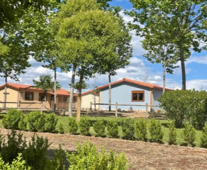 Establecimiento rural con casas independientes rodeadas de naturaleza.