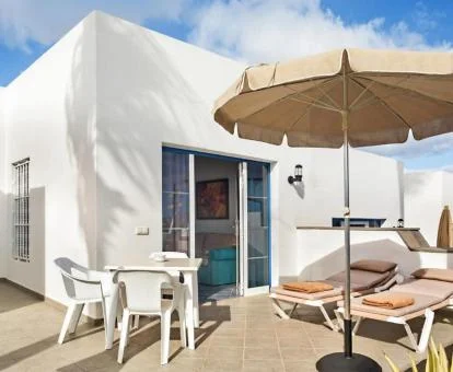 Terraza con mobiliario de uno de los apartamentos independientes del establecimiento.