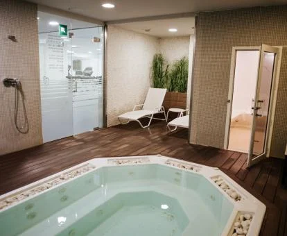Acogedora zona de bienestar del hotel con jacuzzi.