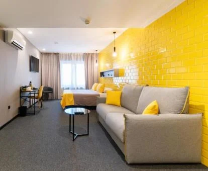 Una de las amplias y coloridas habitaciones de estilo moderno del hotel.