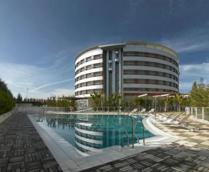 Edificio de este hotel boutique con amplia zona exterior con piscina y solarium.