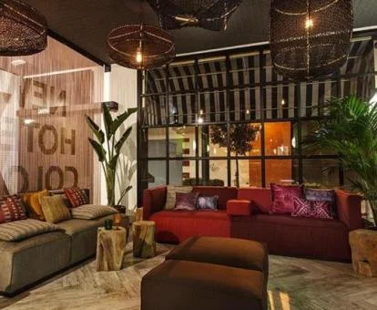 Uno de los elegantes espacios de uso compartido de este hotel boutique.