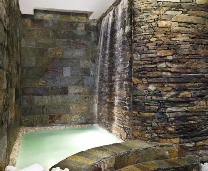 Jacuzzi con cascada de la zona del spa del hotel.