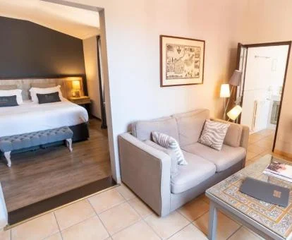 Una de las cómodas habitaciones con zona de estar independiente del hotel.