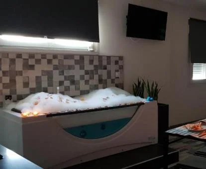 Amplio jacuzzi privado de este coqueto apartamento ático.