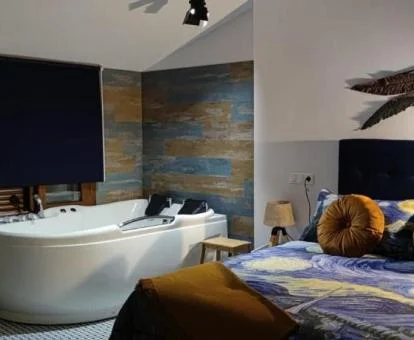 Dormitorio con jacuzzi privado junto a la cama de este bonito apartamento.