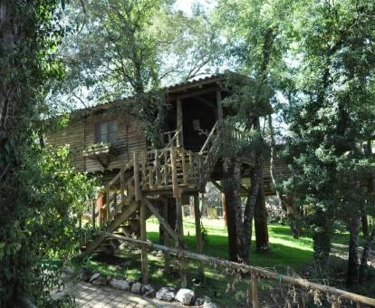 Uno de los alojamientos de este establecimiento rural en medio de la naturaleza.