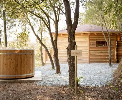 Uno de los maravillsos alojamientos con bañera exterior en medio de la naturaleza de este establecimiento rural.