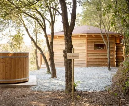 Una de las acogedoras habitaciones con bañera nórdica exterior de este coqueto establecimiento.