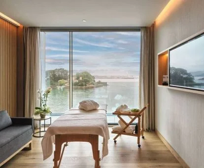 Agradable sala de bienestar para masajes con vistas al mar.