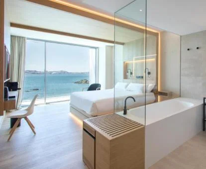 Una de las habitaciones con preciosas vistas al mar y bañera cerca de la cama.
