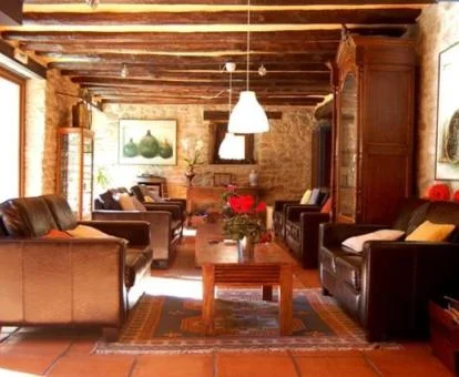 Uno de los acogedores espacios de estilo rústico de este acogedor hotel boutique.