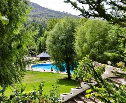 Hermosos jardines con piscina exterior de este hotel rural en medio del campo.
