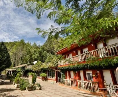 Precioso hotel rural con zonas exteriores rodeado de naturaleza.