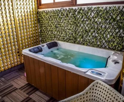 Jacuzzi privado en la terraza de la Suite Deluxe de este moderno hotel.