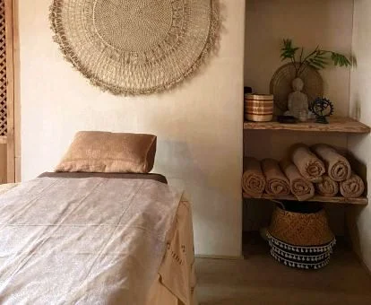 Preciosa sala purificada para disfrutar de masajes y tratamientos de bienestar.