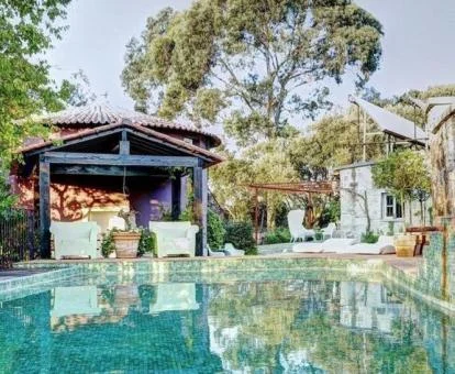 Preciosa zona exterior con piscina y bellos jardines de este alojamiento.