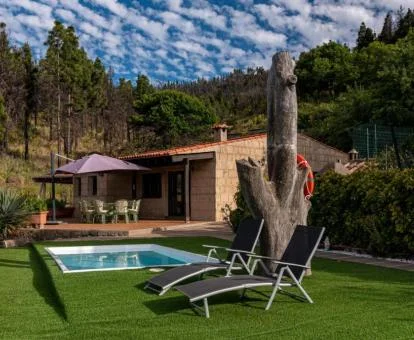 Hermosa casa rural en medio del bosque con piscina privada.