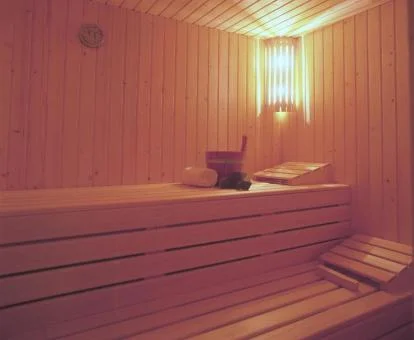 Sauna de las instalaciones de spa del hotel.