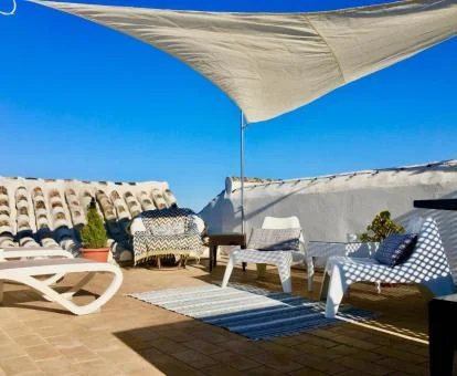 Terraza solarium con mobiliario al aire libre de este coqueto hotel.