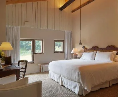 Una de las amplias habitaciones de estilo tradicional con vistas de este hotel boutique.