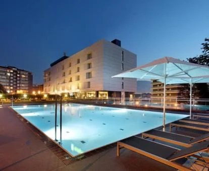 Hotel con encanto con amplia piscina exterior.