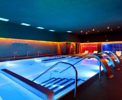 Espectacular piscina con elementos de hidroterapia al aire libre del hotel.