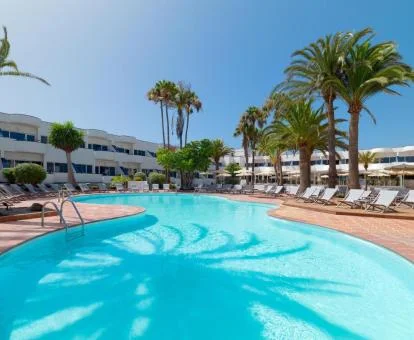 Edificio de este hotel solo para adultos con una gran piscina exterior y solarium.